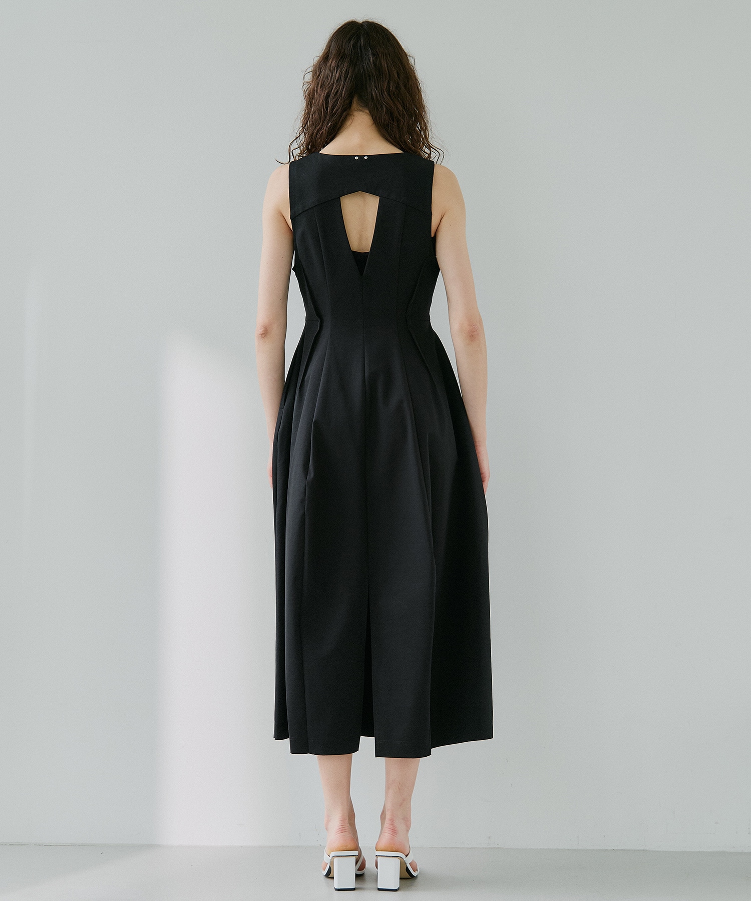 Arch Pattern Cut One-Piece